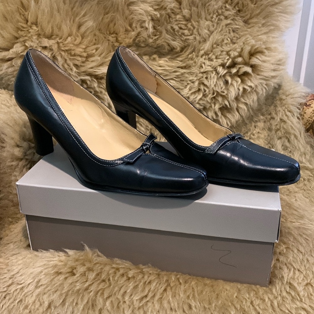 AEROSOLES Black Heels